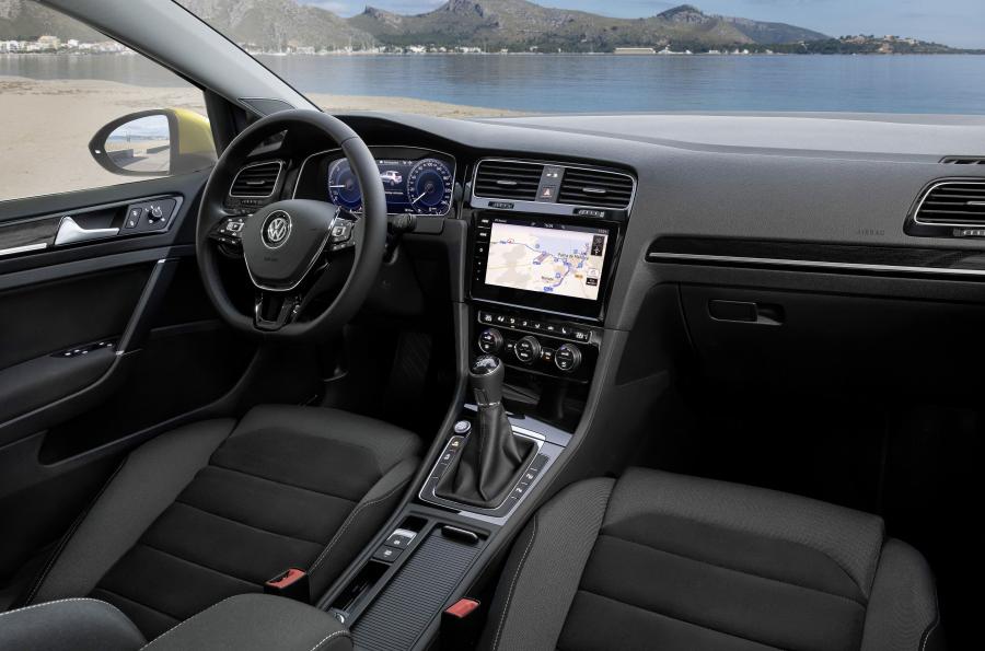 Интерьер Volkswagen Golf TDI 5-Door 2017 года  (WW) (фото 4 из 41)